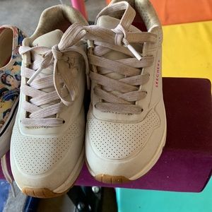 Girls size 12.5 white sketchers tennis shoes